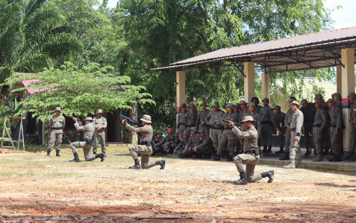 Latihan menembak gas air mata personel Satbrimob Polda Kalbar mengantisipasi kesalahan prosedur pada saat pelaksanaan tugas dilapangan, Jum’at (15/12/23)