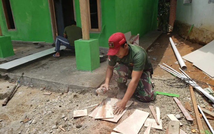 Program RTLH TMMD 118 Kodim 0408/BS Masuk Tahap Pemasangan Keramik  