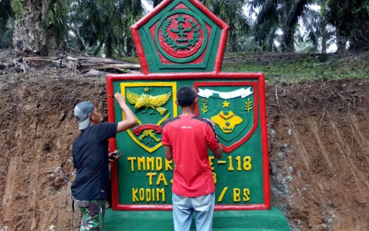 Anggota Satgas TMMD 118 Lakukan Pengecatan Tugu Prasasti