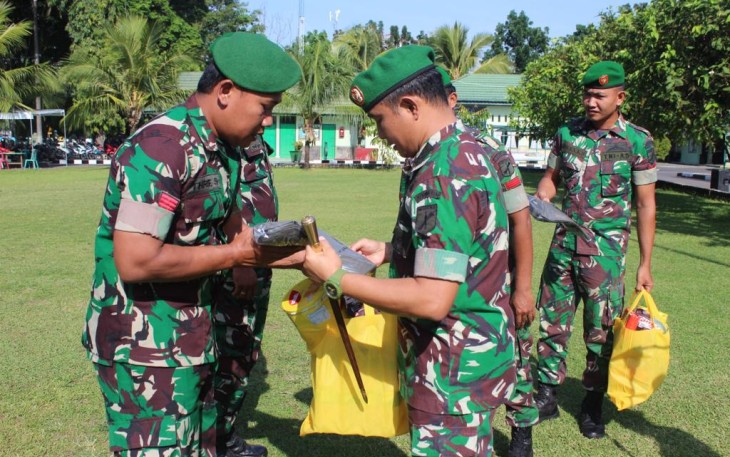Dandim 1310/Bitung saat membagikan bingkisan dan trening