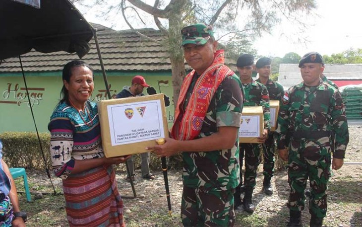 Pangdam IX/Udayana saat memberikan tali asih