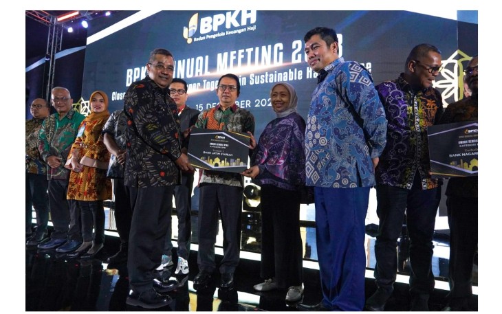 Unit Usaha Syariah (UUS) Bank Jatim berhasil meraih tiga penghargaan sekaligus dari Badan Pengelola Keuangan Haji (BPKH) pada kegiatan Annual Meeting & Banking Award 2023