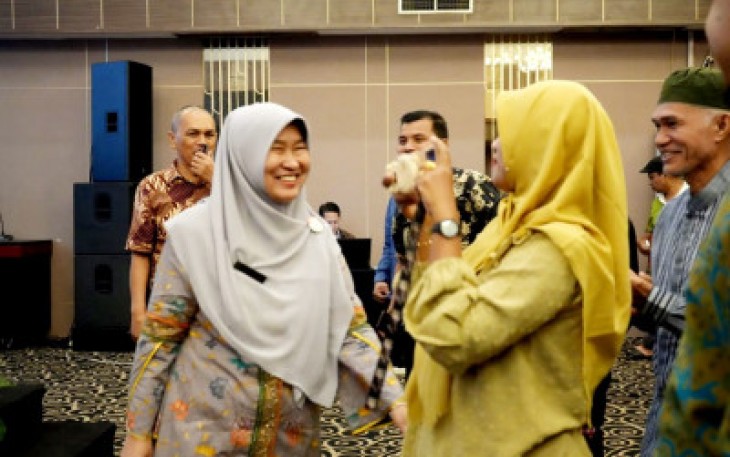 Kepala Dinas Komunikasi, Informasi dan Statistik Sumbar, Siti Aisyah saat diwawancarai awak media di Sati Room Pangeran Beach Hotel, Padang baru-baru ini.