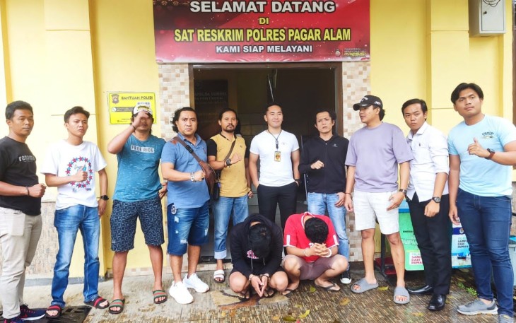 Tersangka (jongkok diborgol) saat diamankan