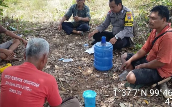 Bhabinkamtibmas Polsek Padang Bolak, Bripka Adam Pohan, sukses damaikan permasalahan sengketa batas Kebun antar warga, Selasa (6/6/2023) siang
