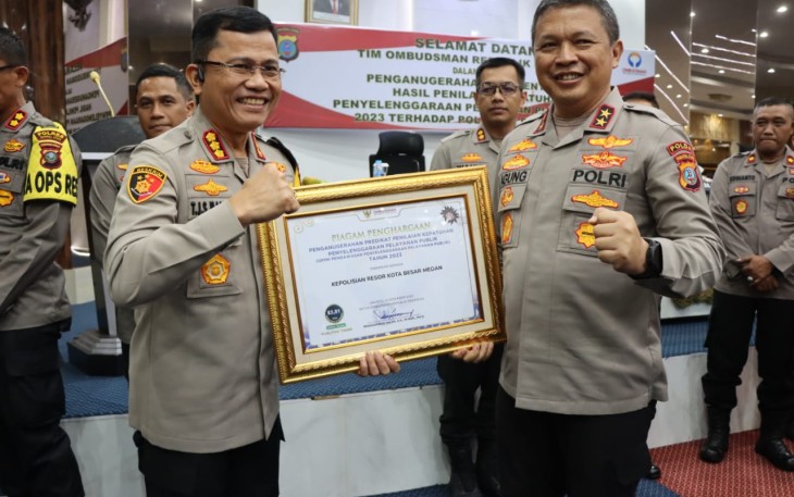 Kapolrestabes Medan, Kombes Pol Dr Teddy John Sahala Marbun SH MHum, menerima penghargaan dari Ombudsman Provinsi Sumut 