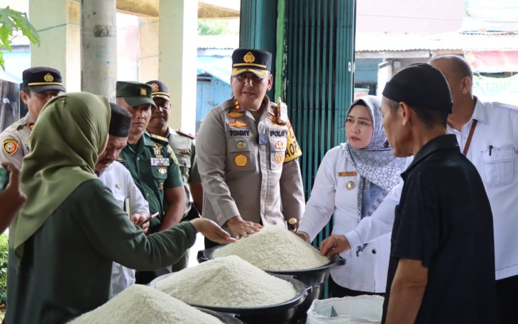 Kapolres Rejang Lebong bersama TPID saat Sidak Komoditi Pangan Pokok di Pasar