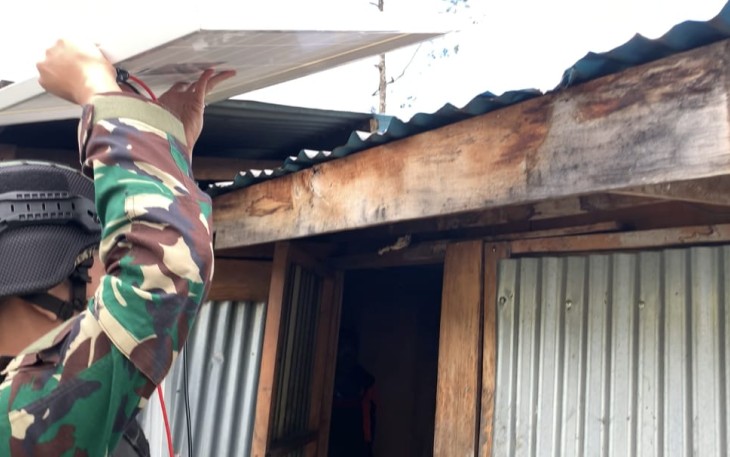 Satgas Mobile Raider 300 Siliwangi Beri Bantuan Penerangan Untuk Warga Gome Papua