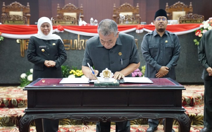 DPRD Jatim dan Gubernur Khofifah saat Tanda Tangani Subtansi RTRW 2023-2043