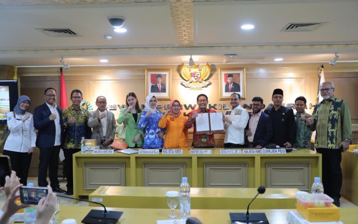Menteri Desa, PDT dan Transmigrasi Abdul Halim Iskandar didampingi Dirjen PDP Sugito, Dirjen PEID Harlina Sulistyorini dan  Direktur Fasilitasi Pemanfaatan Dana Desa Luthfy Latief menghadiri Undangan Rapat Kerja Komite I DPD RI dengan Agenda Pembahasan RUU tentang Perubahan atas Undang-Undang Nomor 6 Tahun 2014 tentang Desa yang bertempat di Ruang Rapat Sriwijaya Gedung B DPD RI. Senin (13/11/2023).  Dok. Sigit Purwanto/ Humas Kemendes PDTT