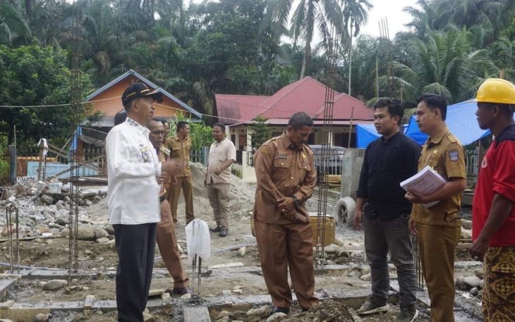 Tim Surpeyor dan Wabup Pasbar Risnawanto saat Kunjungi Puskesmas Paraman Mapalu 