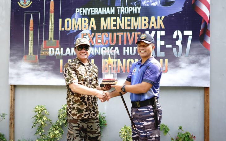 Wagub Rosjonsyah Juara 1 Lomba Tembak Eksekutif pada HUT ke-37 Lanal Bengkulu