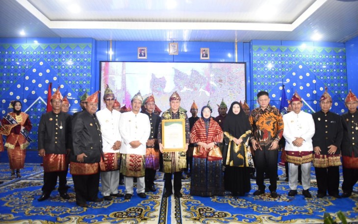 Prosesi pemberian adat ini dimulai dengan pembacaan pisaan dan warahan yang kemudian gelar tersebut dibacakan dengan iringan pemukulan gong. Selanjutnya, sejumlah pemangku adat membacakan arti dari gelar yang diberikan kepada Pj Gubernur Sumatera Selatan Agus Fatoni.