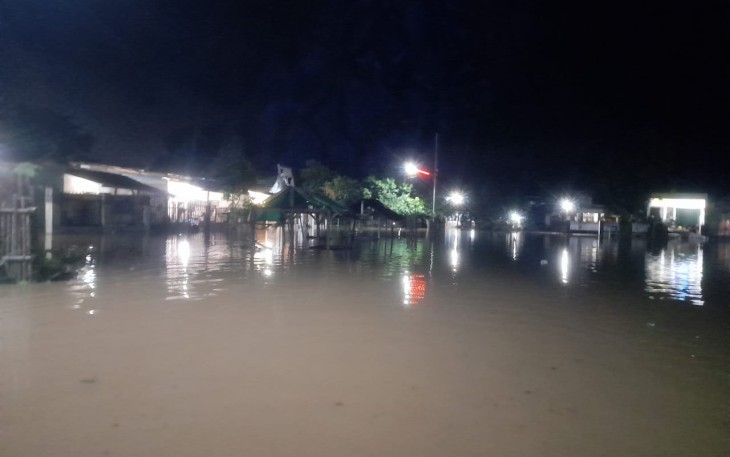 Potret banjir menggenangi rumah-rumah warga