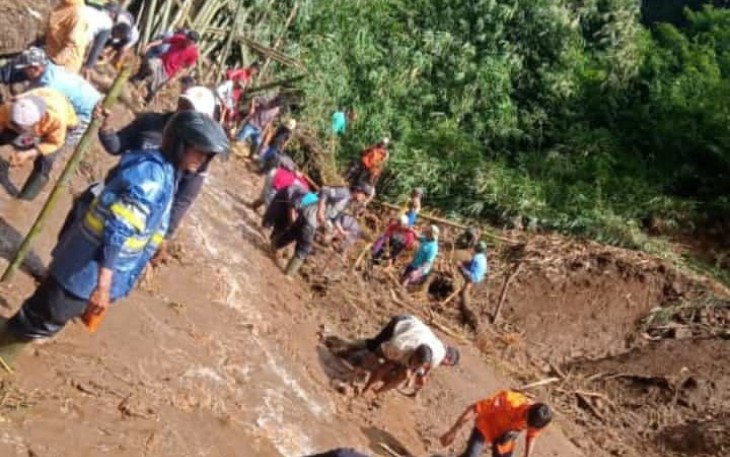  Upaya pencarian terhadap Suwarni (55), warga Dusun Nglerak yang diduga hilang dan menjadi korban timbunan tanah longsor di Desa Ngargoyoso, Kabupaten Karanganyar. Foto : Istimewa