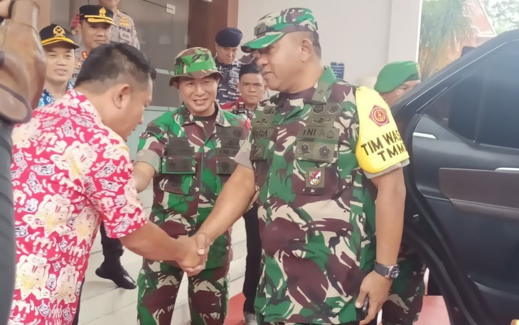 Sekertaris daerah Kota Bitung saat menerima kedatangan Ketua Tim Wasev Mabesad beserta rombongan di lobi kantor Walikota Bitung