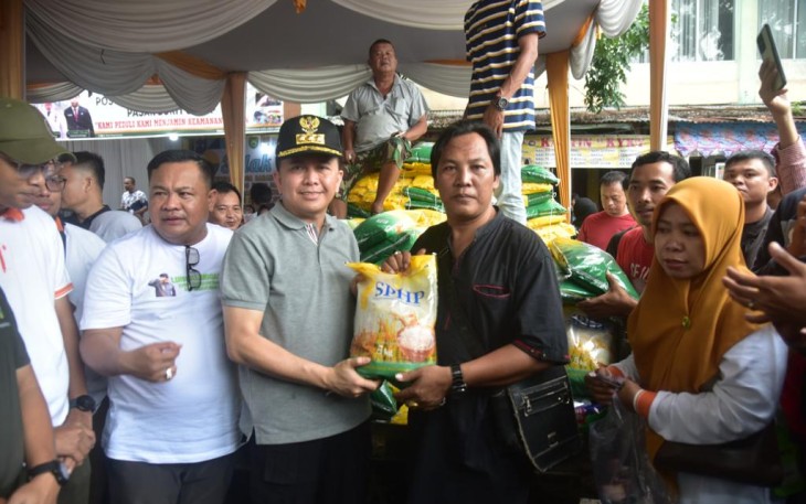 Fatoni di sela-sela meninjau kegiatan Operasi Pasar Murah di Pasar Bukit Sulap Kota Lubuk Linggau, Sumatera Selatan, Minggu (24/12/2023).
