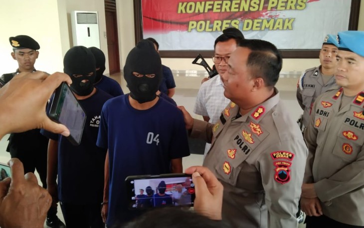 Kapolres Demak AKBP Budi Adhy Buono didampingi Kasat Reskrim AKP Winardi dan Kasi Humas AKP Agus Tri saat konferensi pers kasus dugaan pembunuhan di tempat hiburan.