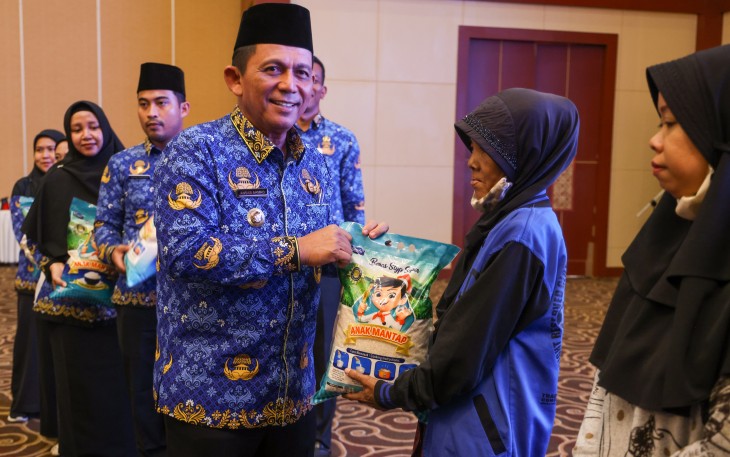 Gubernur Ansar Serahkan Bantuan Sosial UEP dan Beras Kepada Masyarakat Tanjungpinang dan Bintan