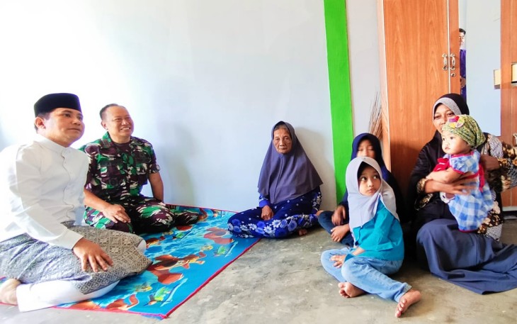 Wabup Osit saat mengunjungi salah satu RTLH yang sudah selesai dibangun