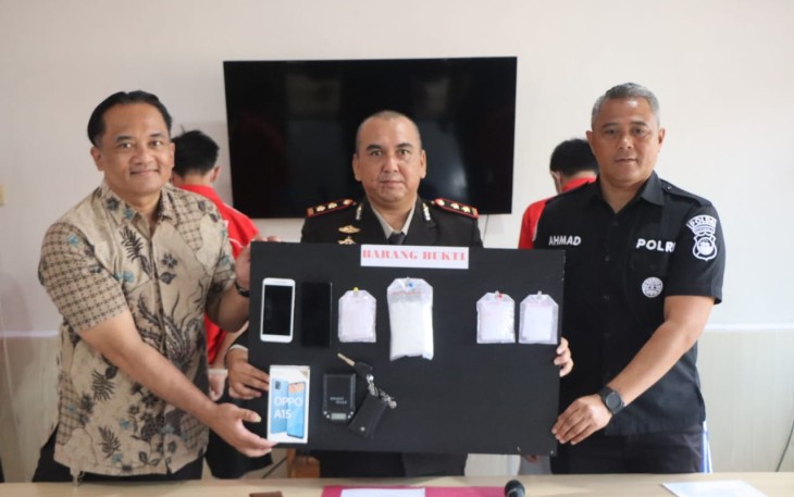 Wadir Dit Narkoba Polda Bengkulu, AKBP Tonny Kurniawan, S.I.K., menunjukan barang bukti saat press conference, Jumat (10/11/2023) 