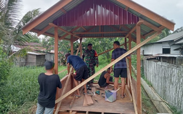 Babinsa Bersama Warganya Bangun Pos Kamling