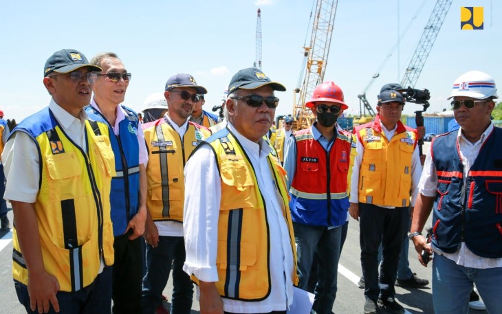 Menteri Basuki saat meninjau Jalan Tol Cisumdawu, Sabtu (15/4/2023).