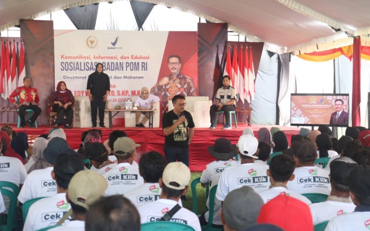Petugas BPOM dan anggota DPR RI saat bertemu dengan ratusan pelaku usaha kuliner dan ibu rumah tangga di Desa Kapuan kecamatan Cepu kabupaten Blora.