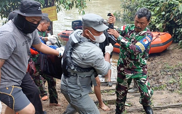 Personel Stasiun Bakamla Sambas saat Temukan 1 Korban Tenggelam Kecelakaan Kapal di Bengkayang