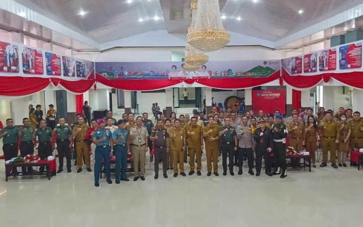 Dandim 1310/Bitung saat foto bersama Walikota Bitung dan Unsur Forkompinda Bitung lainnya