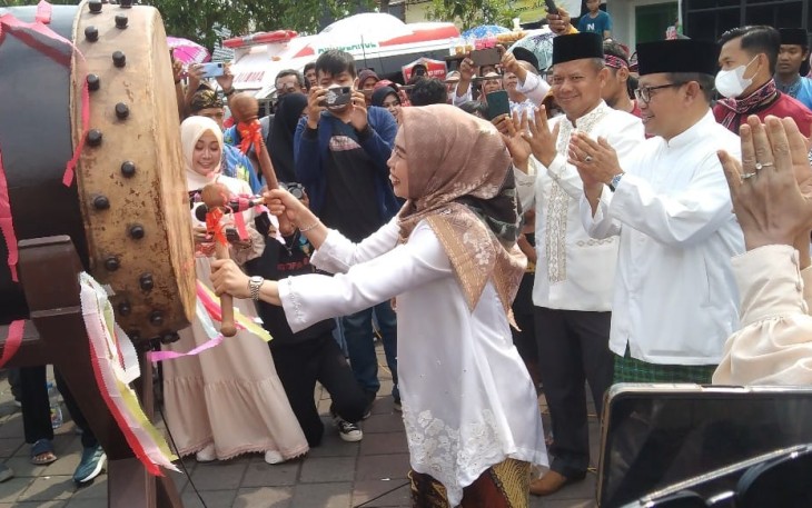 Bupati Demak dr Hj Eisti'anah menabuh bedug menandai dimulainya Festival Megengan dan Kirab Budaya Kota Wali 2023, dalam rangka memeringati Hari Jadi Ke-520 Kabupaten Demak. 
