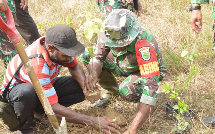 Hari Juang TNI AD ke-78, Kodim 1710/Mimika bersama masyarakat Kampung Mandiri Jaya melaksanakan penanaman pohon, Rabu (13/12/2023)