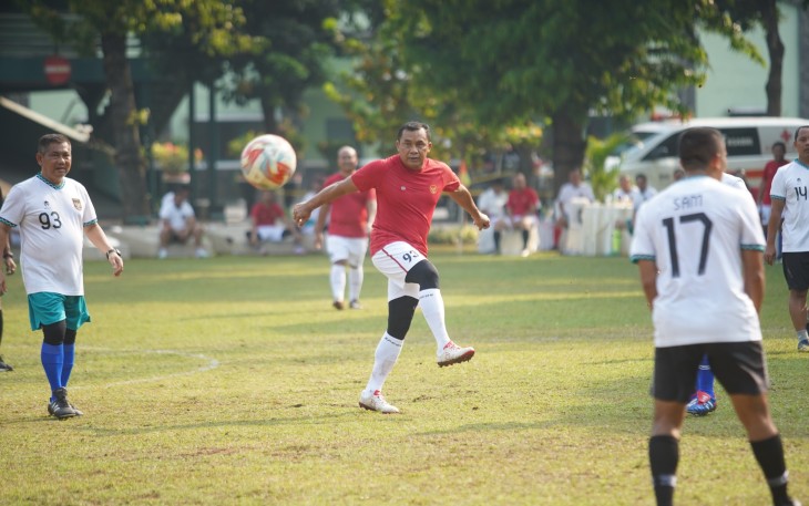 Pangdam Jaya Mayjen TNI Mohamad Hasan  Bermain Sepak Bola Bersama Dengan Kabalak Kodam Jaya