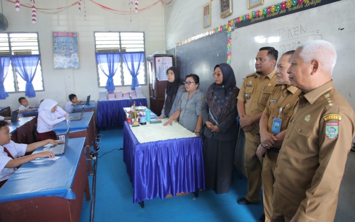 Bupati Asahan Tinjau Pelaksanaan ANBK Tingkat SD Di Lingkungan  Dinas Pendidikan Kabupaten Asahan Tahun 2023