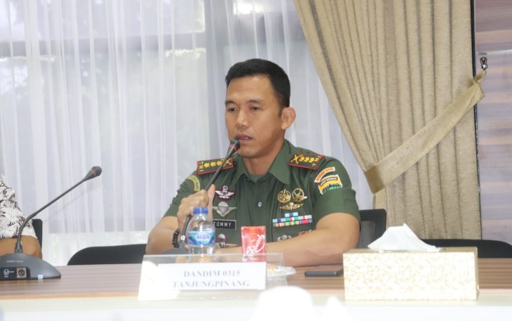 Dandim 0315/Tanjungpinang Kolonel Inf Tommy Anderson, M.PICT saat mengikuti Rakor Tim Terpadu Penanganan Konflik Sosial Kabupaten Lingga Tahun 2023, Selasa (11/7/2023) sore. 