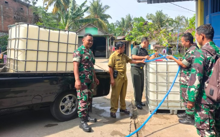 Bakti Sosial Koramil 0806/07 Watulimo memberikan bantuan air bersih kepada warga