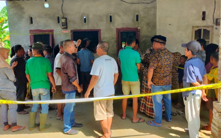 Kanit Reskrim Perdagangan bersama Tim Lakukan Evakuasi Korban Gantung Diri