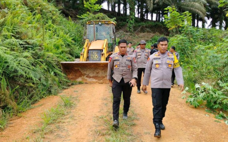 Kapolres Kotawaringin Timur (Kotim) AKBP Sarpani, S.I.K., M.M terjun langsung ke lapangan untuk memberikan arahan kepada anggota dan berdialog dengan tokoh adat, masyarakat setempat. 
