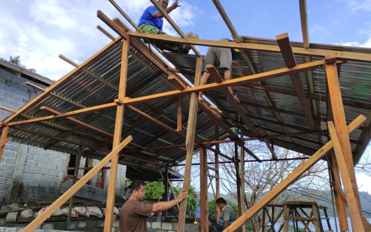 Anggota satgas TMMD Kodim 1310/Bitung saat melaksanakan pekerjaan dengan di bagi dua tim