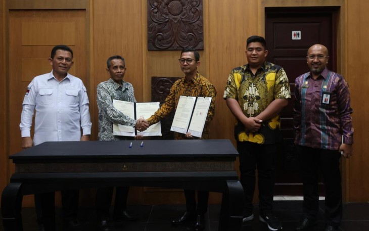 Gubernur Kepulauan Riau H Ansar Ahmad Menyaksikan Penandatanganan Nota Kesepakatan Bersama antara Perumda Air Minum Tirta Kepri Dengan PT Tirta Bintan Perkasa