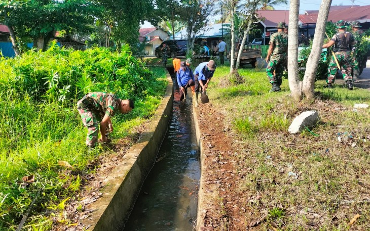 Kodim 1001/HSU-Balangan laksanakan kegiatan Karya Bakti pembersihan saluran air dalam rangka Hari Juang TNI AD Ke-78 Tahun 2023 mengangkat tema “TNI-AD Bersama Rakyat Bersatu Dengan Alam Untuk NKRI yang bertempat di Kel. Sei Malang Kec. Amuntai Tengah Kab. Hulu Sungai Tengah, Kamis (14/12/2023)