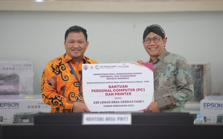 Menteri Gus Halim saat penyerahan bantuan secara simbolis personal computer dan printer untuk 235 Desa Cerdas Fase 1, Minggu (19/11/23).