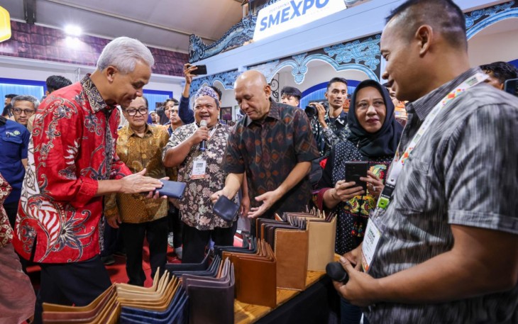 MenKopUKM Teten Masduki bersama Gubernur Jawa Tengah Ganjar Pranowo dalam acara Puncak Perayaan Hari UMKM Nasional 2023 di Kota Surakarta, Jawa Tengah, Sabtu (12/8).