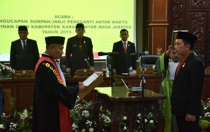 Darwanto (kanan) saat pengambilan sumpah jabatan sebagai Wakil Ketua DPRD Karanganyar dalam sidang paripurna di gedung DPRD setempat, Jumat (9/6/2023)
