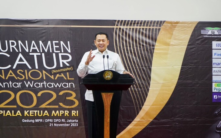 Bamsoet saat membuka Turnamen Catur Antar Wartawan Tingkat Nasional Piala Ketua MPR RI, di Loby Gedung Nusantara V MPR RI, Jakarta, Selasa (21/11/2023)
