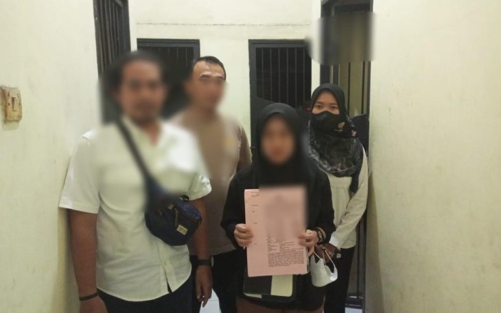 Terduga pelaku pembunuhan bayi bersama anggota Satreskrim Polres Tulungagung