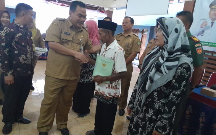 Bupati Blora Arief Rohman menyerahkan sertifikat kepada warga yang menempati tanah Kawasan Wonerjo Kecamatan Cepu.