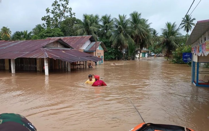 Situasi saat banjir melanda Kabupaten Agam, Padang Pariaman dan Kota Padang, Provinsi Sumatra Barat, Jumat (14/7).