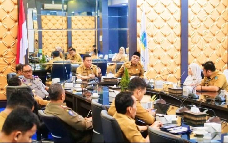 Sekda Kabupaten Bintan, Ronny Kartika saat memimpin Rapat Koordinasi antar OPD di Ruang Rapat 2 Kantor Bupati Bintan, Senin (17/7).