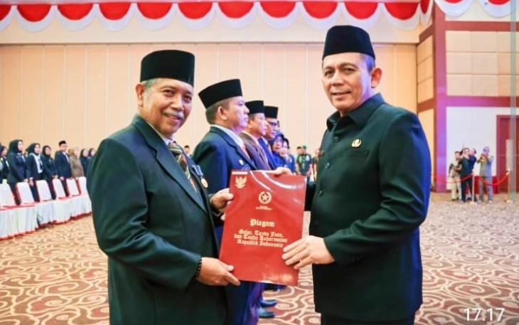 Piagam tanda kehormatan Satya Lencana Karya Satya di serahkan oleh Gubenur Kepri Ansar Ahmad kepada ASN di Ruang Lingkup Pemerintah Provinsi Kepri